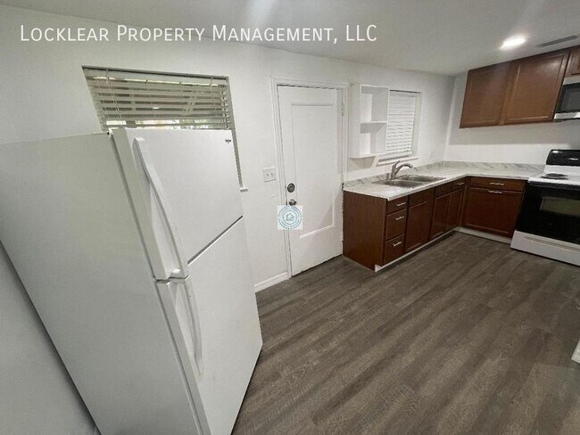 Building Photo - Recently Renovated Duplex