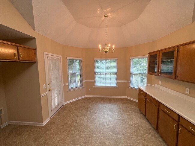 Foto del edificio - Spacious 3-Bedroom Home with Garage & Larg...