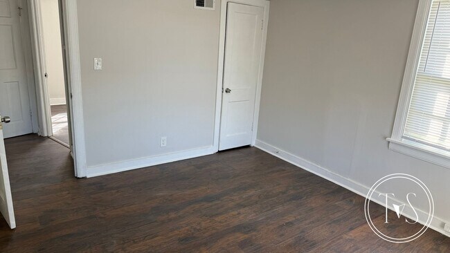 Foto del edificio - 3706 Montgomery St