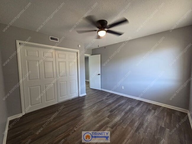Foto del edificio - Ground Floor Apartment Ready NOW!