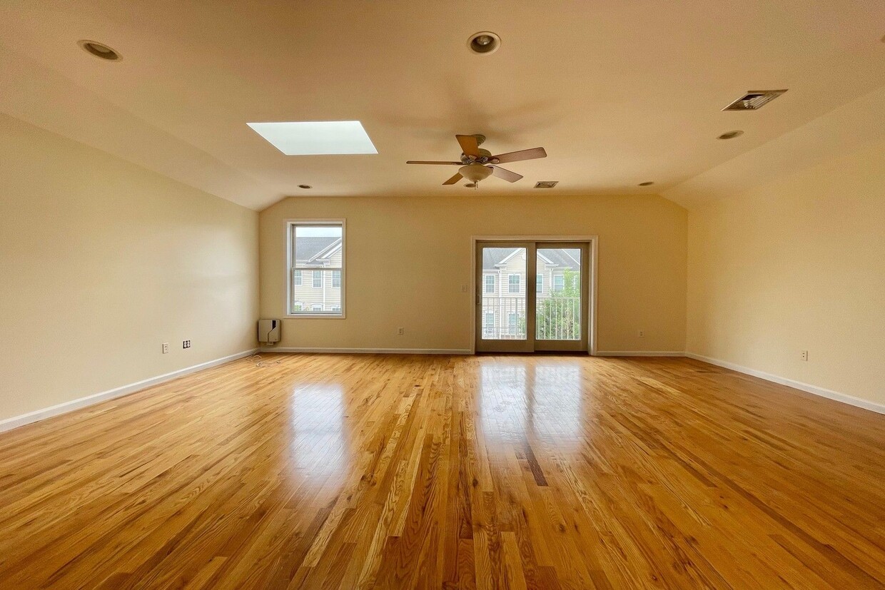 Primary Photo - 264 Custer Ave