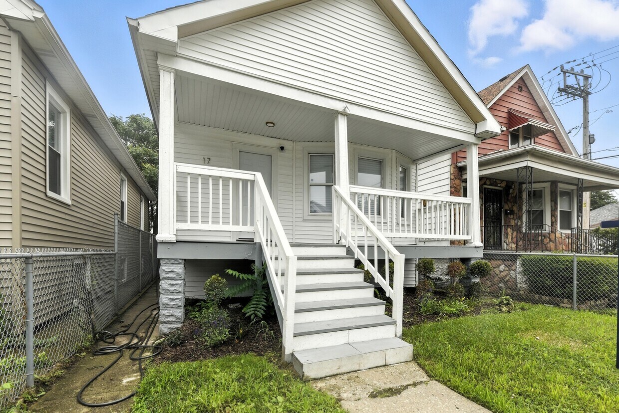 Primary Photo - 17 E 100th Pl