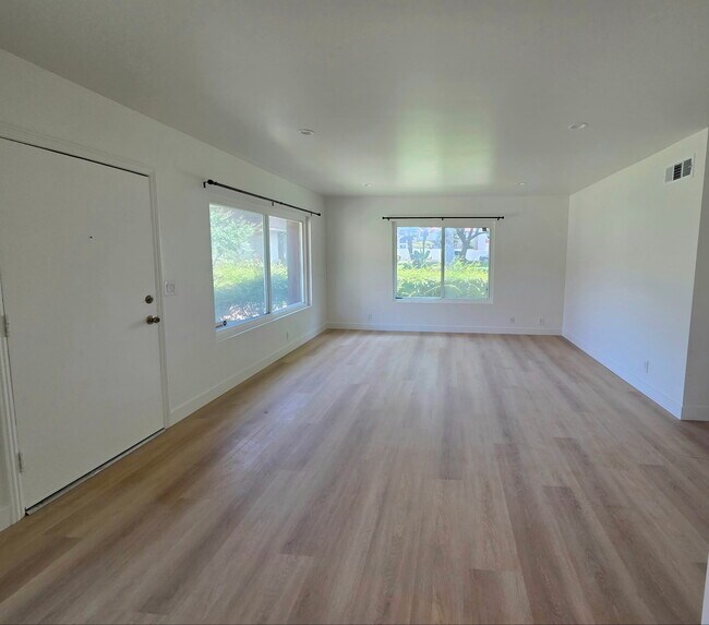 Foto del edificio - 1163 N Barston Ave