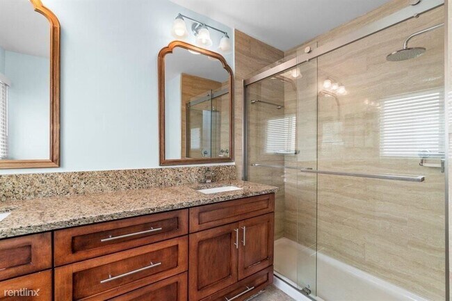 Foto del edificio - 3 br, 2.5 bath Townhome - 254 SW 6th St # 5