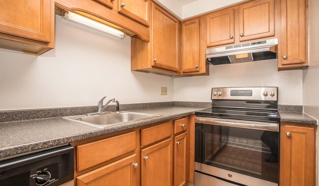 Los apartamentos seleccionados tienen encimeras y electrodomésticos renovados - Royal Crest Estates Nashua Apartments