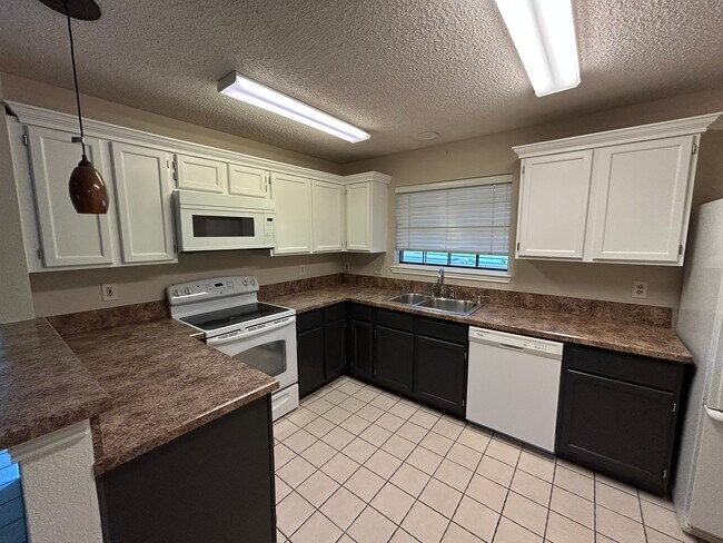 Building Photo - 2320 Aquaduct Dr