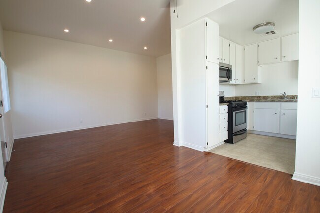 Building Photo - 135 N Beachwood Dr