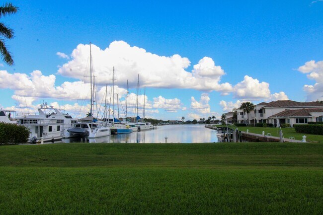 Foto del edificio - CALLING ALL BOATERS ** MANATEE WATCHERS ** WATERFRONT 1 BEDROOM\1 BATH FIRST FLOOR ADORABLE CONDO...