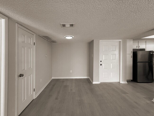 Building Photo - 2816 S Bartell Dr
