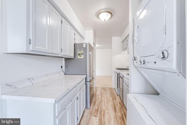 Building Photo - 11240 Chestnut Grove Square