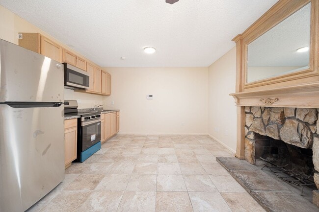 Building Photo - Attached 3-Bedroom Home with Spacious Yard...