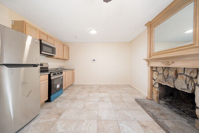 Foto del edificio - Attached 3-Bedroom Home with Spacious Yard...