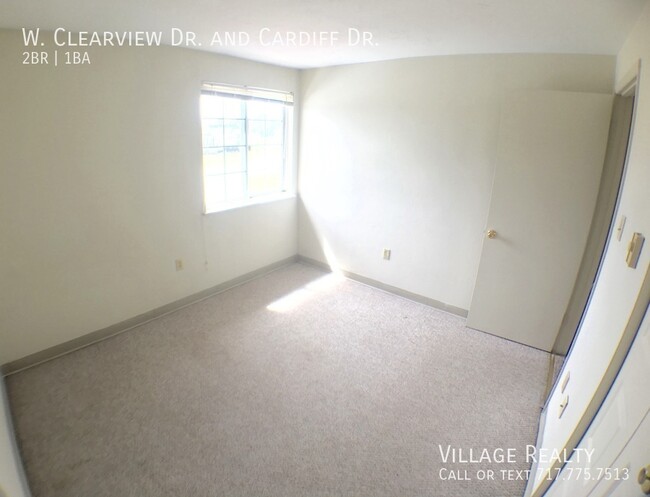 Building Photo - End-unit! Top floor! Affordable 2-Bed near...