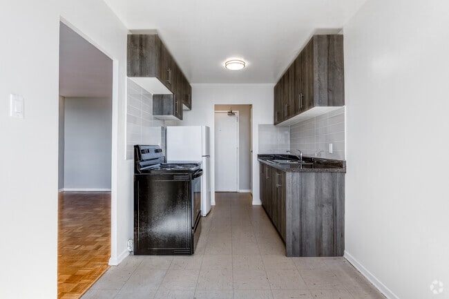 2BR, 1BA - 742SF - Kitchen - Queensway Manor