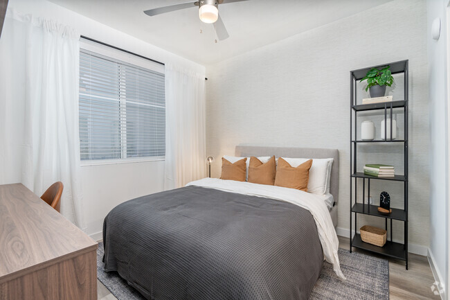 2BR, 2BA - 851SF- Primary Bedroom - Resia Rayzor Ranch