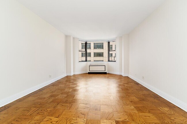 Building Photo - 400 E 71st St