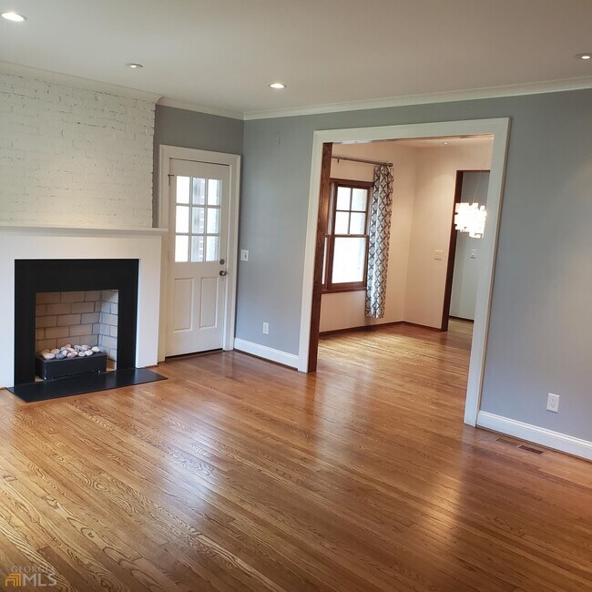 Building Photo - 2875 N Hills Dr NE