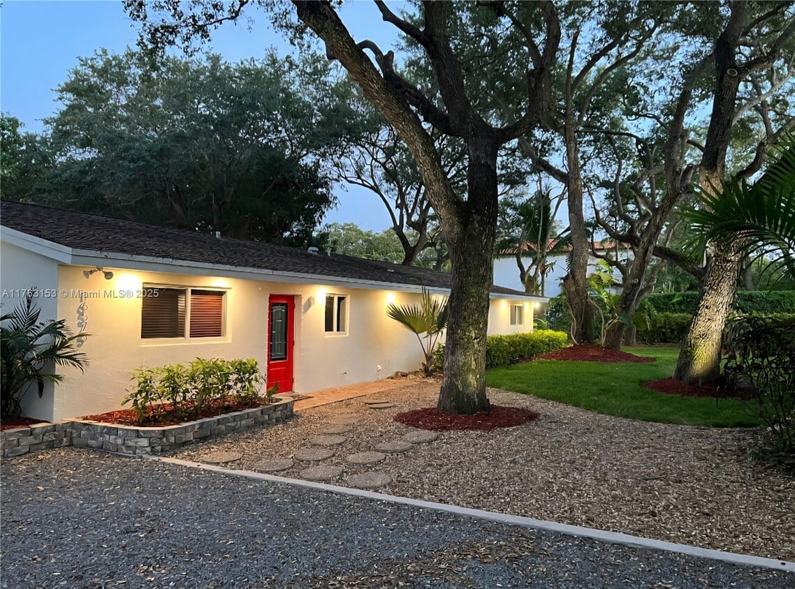Primary Photo - 16575 Old Cutler Rd