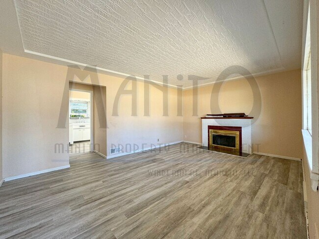 Building Photo - Charming, Clean Bungalow