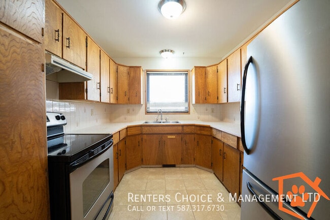 Building Photo - Pet Friendly Townhouse In Claresholm Close To Amenities