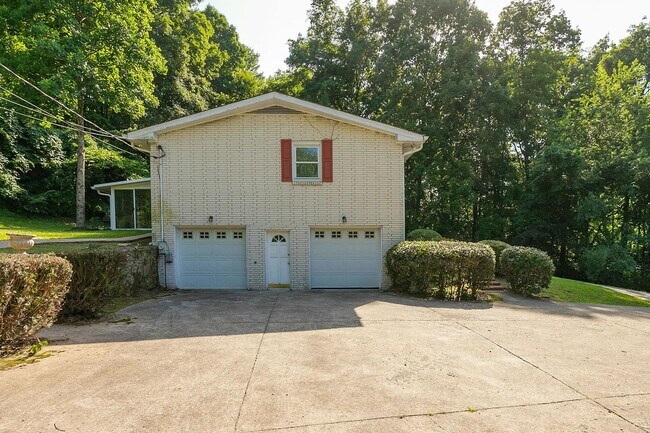 Foto del edificio - Brentwood Oasis: 3 Bed, 2 Bath Home on 5+ ...