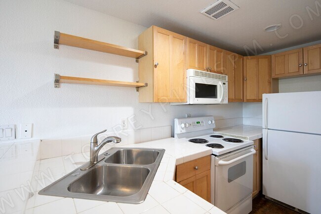 Foto del edificio - 1BR in Pacific Beach with Unique Concrete ...