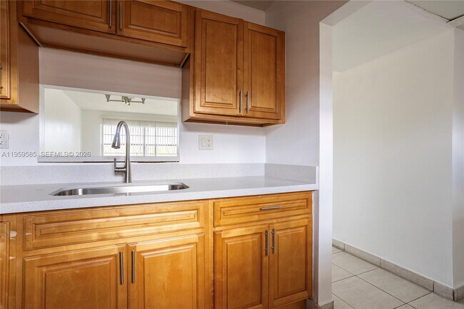 Building Photo - 5021 W Oakland Park Blvd