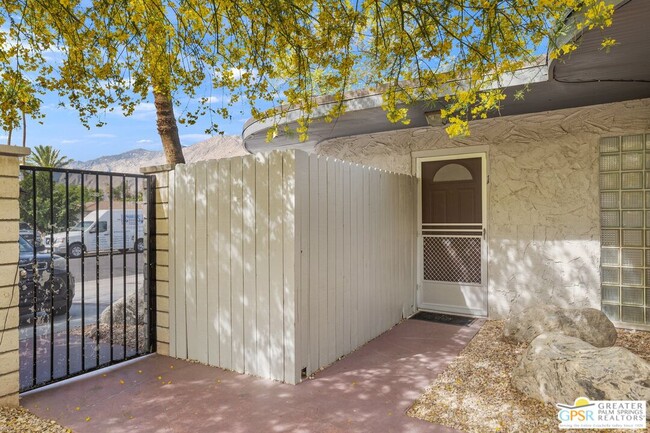 Building Photo - 920 E Cottonwood Rd