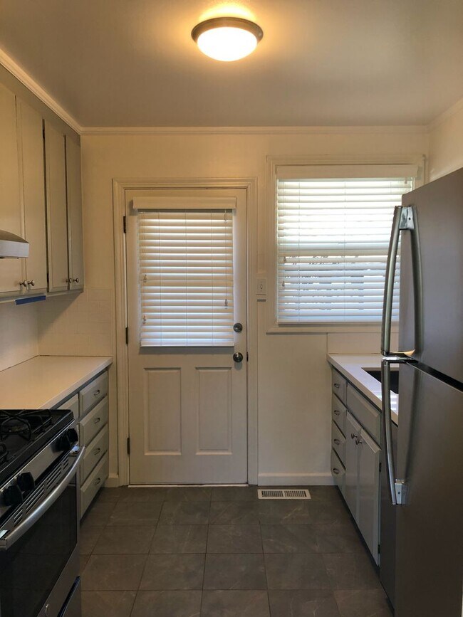 1005 Chula Vista Ave Unit 1005, Burlingame, CA 94010 Room for Rent in