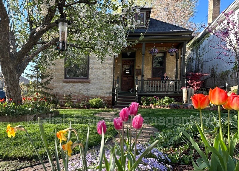 Primary Photo - 144 W Apricot Ave