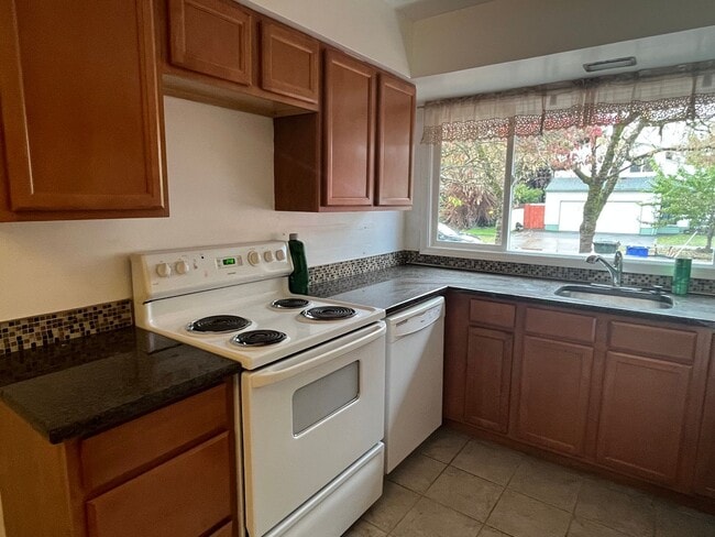 Building Photo - 3-Bedroom Home in NE Portland!