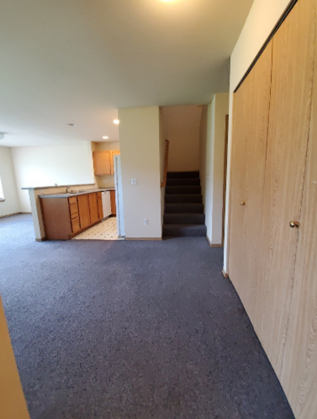 Building Photo - 4 Bedroom, 3 Bathroom Duplex near WWU! PRE...