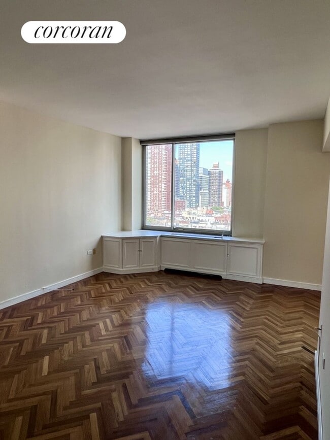Building Photo - 356 E 88th St