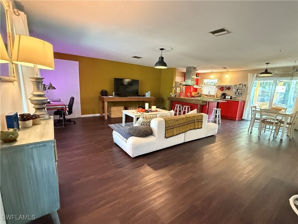 Foto principal - 10899 Russell Rd