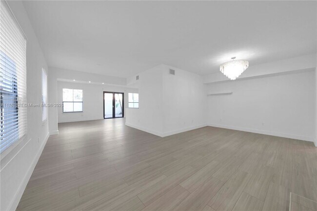 Foto del edificio - 3041 Indiana St