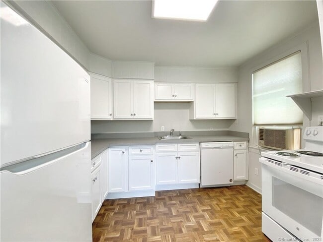 Building Photo - 251 Melville Dr