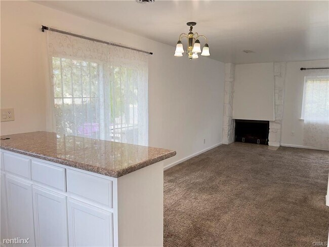 Building Photo - 2 br, 1.5 bath Duplex - 3666 Cedar Ave