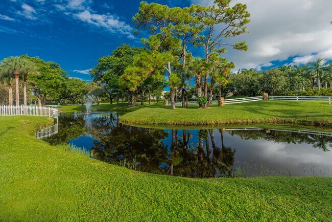 Foto del edificio - 7705 Forest Green Ln