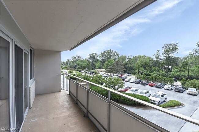 Foto del edificio - 12900 Lake Ave