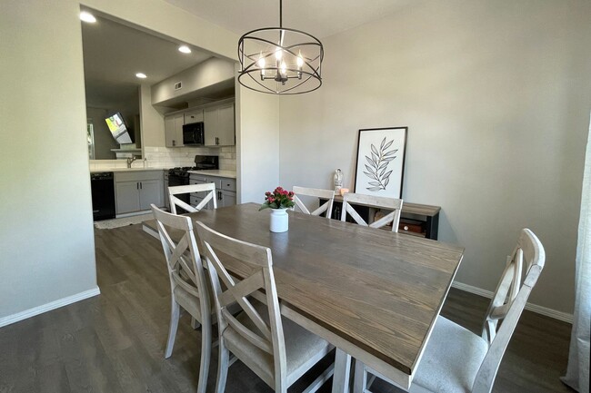 Foto del edificio - Stunning Forest Heights Home with Washer/D...