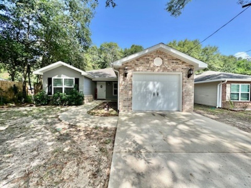 401 E Field Ave, Crestview, FL 32539 House for Rent in Crestview, FL