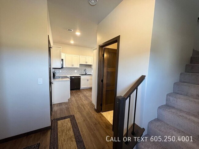 Building Photo - Gorgeous 3 bed 2.5 bath Townhome