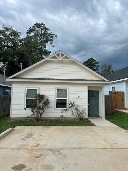 Building Photo - 826 Omeara