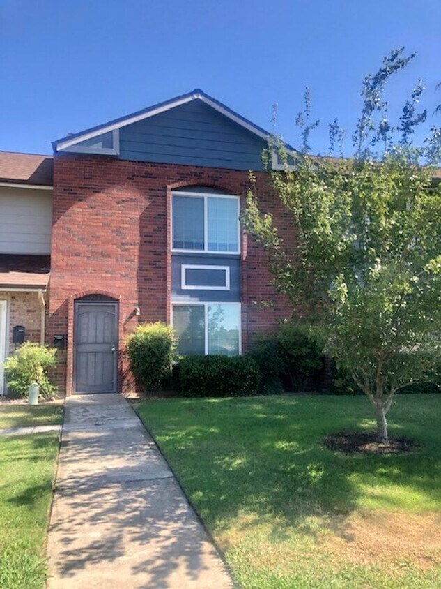 Primary Photo - Charming 3 bedroom, 2.5 bath Townhome in C...