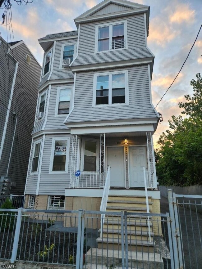 Building Photo - 195 22nd St