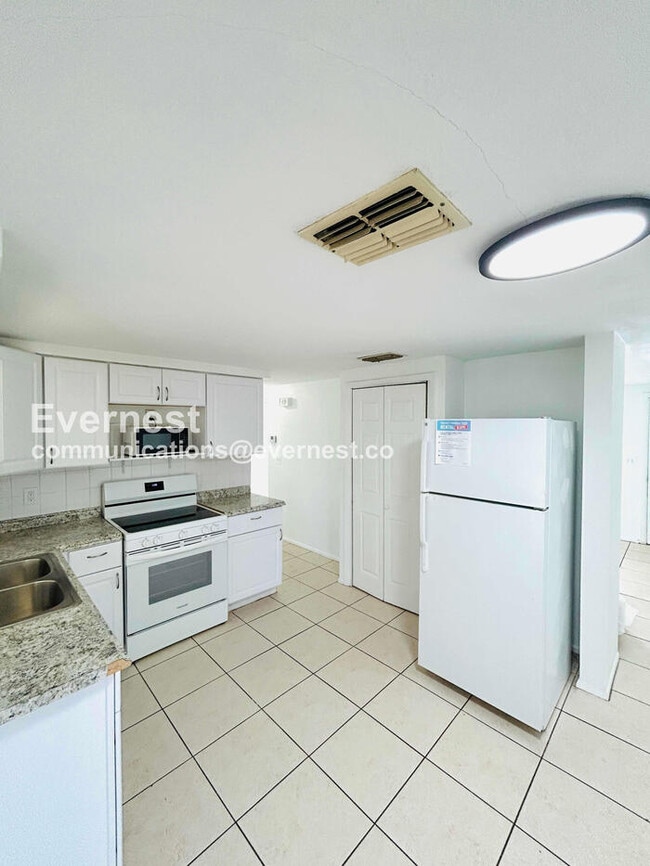Building Photo - 3749 Beechwood Dr