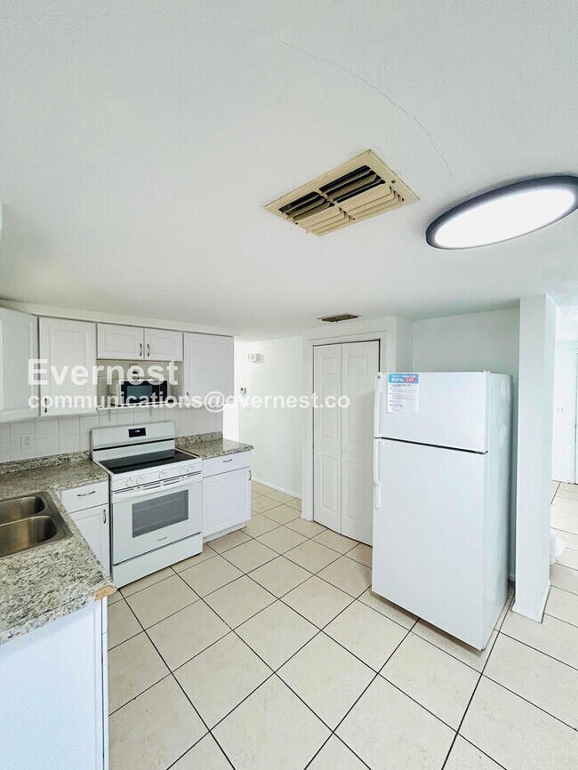 Foto del edificio - 3749 Beechwood Dr
