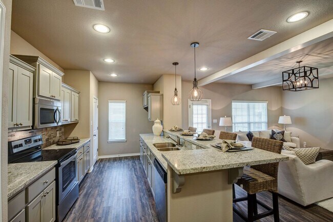 Foto del edificio - Gorgeous 4 Bed, 4.5 Bath Townhome in South...