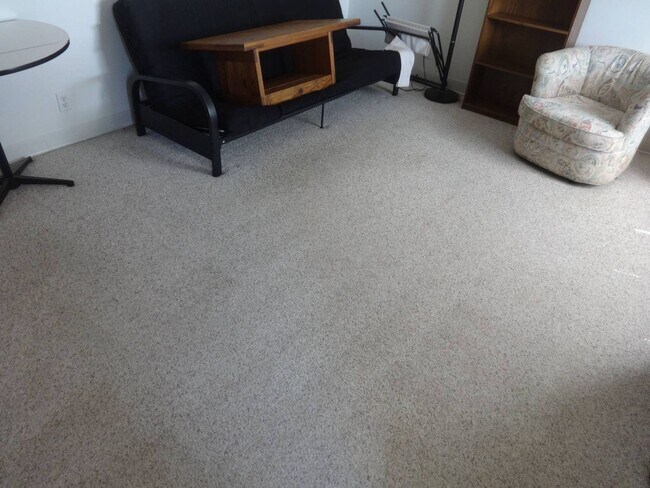 Building Photo - PENDING LEASE One Bedroom Apartment at Arlington Court