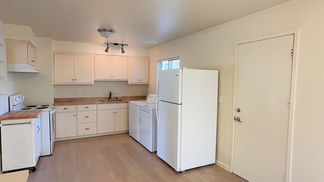 Building Photo - 2-Bedroom 1-Bathroom home in Eugene